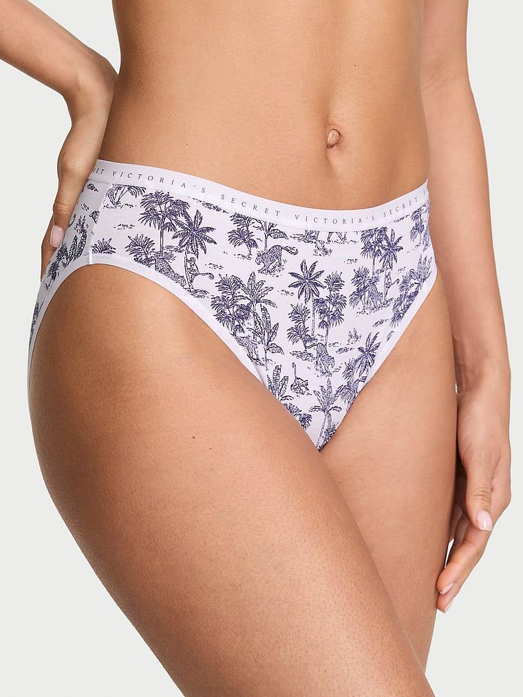 Chiloți din bumbac cu picioare înalte, pantaloni scurti cu picior înalt. Produsul este modelat și provine din colecția Victoria's Secret.