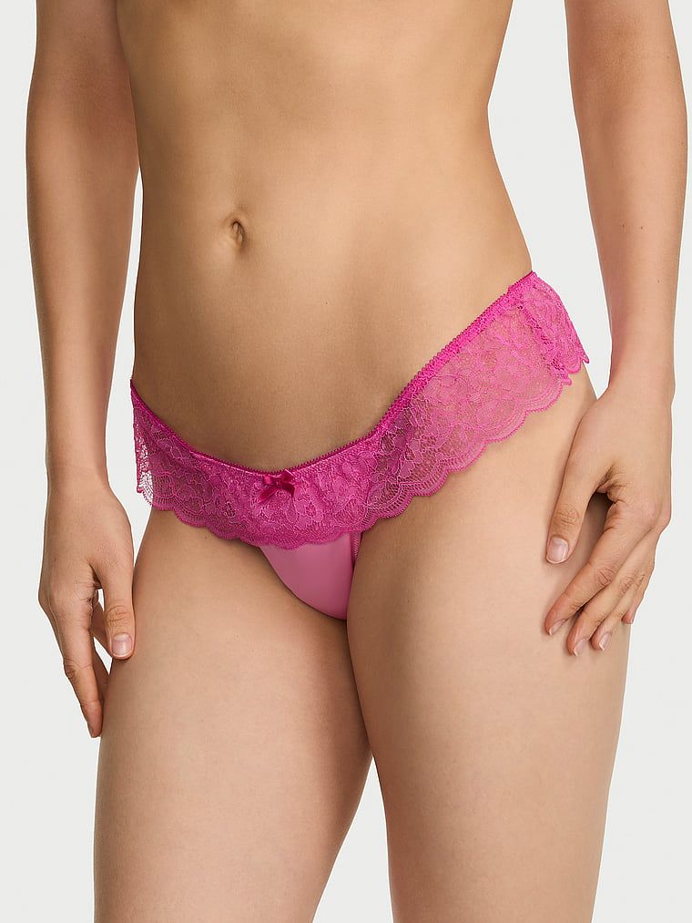 Tanga de satin cu volane și tachină. Produsul este roz și provine din colecția Victoria's Secret.