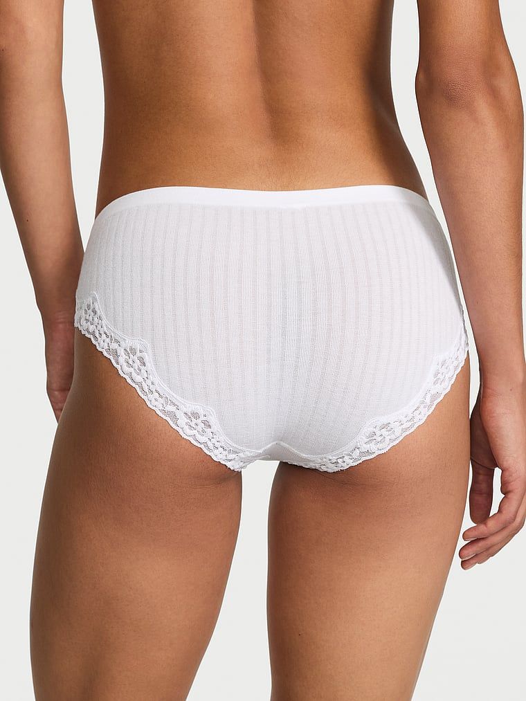Chiloți cu dantelă pe margini Seamless Rib Hiphugger. Produsul este alb și provine din colecția Body by Victoria.