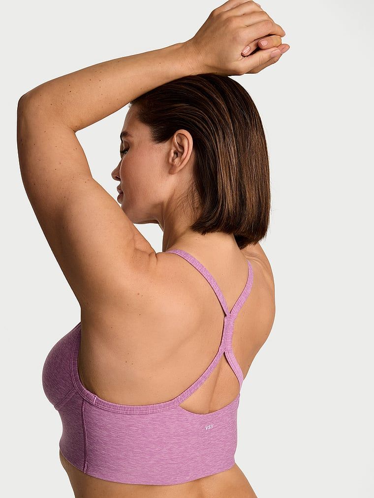 VSX LUXMarl Racerback sutien sport. Produsul este modelat și provine din colecția VSX.