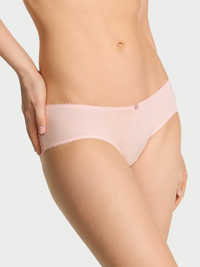Chiloți din bumbac cu plasă în spate, Heart Lace Hiphugger. Produsul este roz și provine din colecția Victoria's Secret.