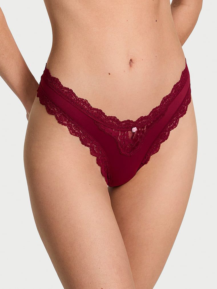 Chiloți brazilieni cu dantelă din dantelă brazilian. Produsul este de culoare roșie și provine din colecția Body by Victoria.