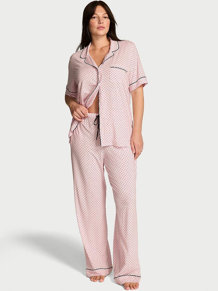 Pijamale modale cu mâneci scurte și pantaloni lungi SoSoft. Produsul are o culoare cu model și provine din colecția Victoria's Secret.