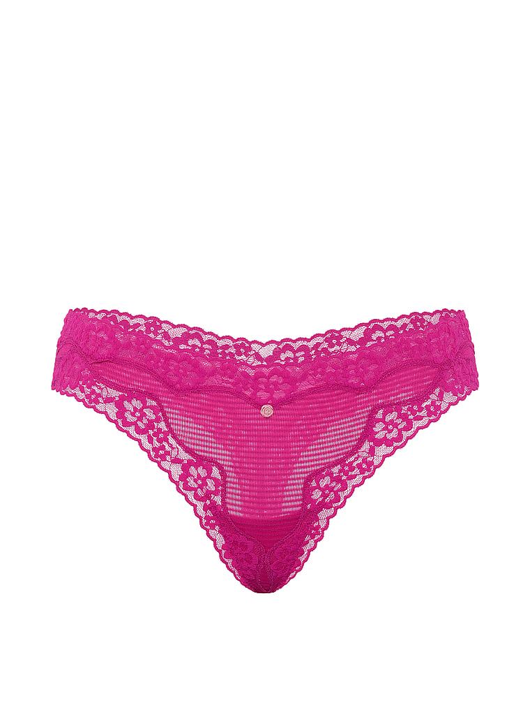 Tanga din bumbac cu dungi și dantelă pe margini. Produsul este roz și provine din colecția Lace Trim.