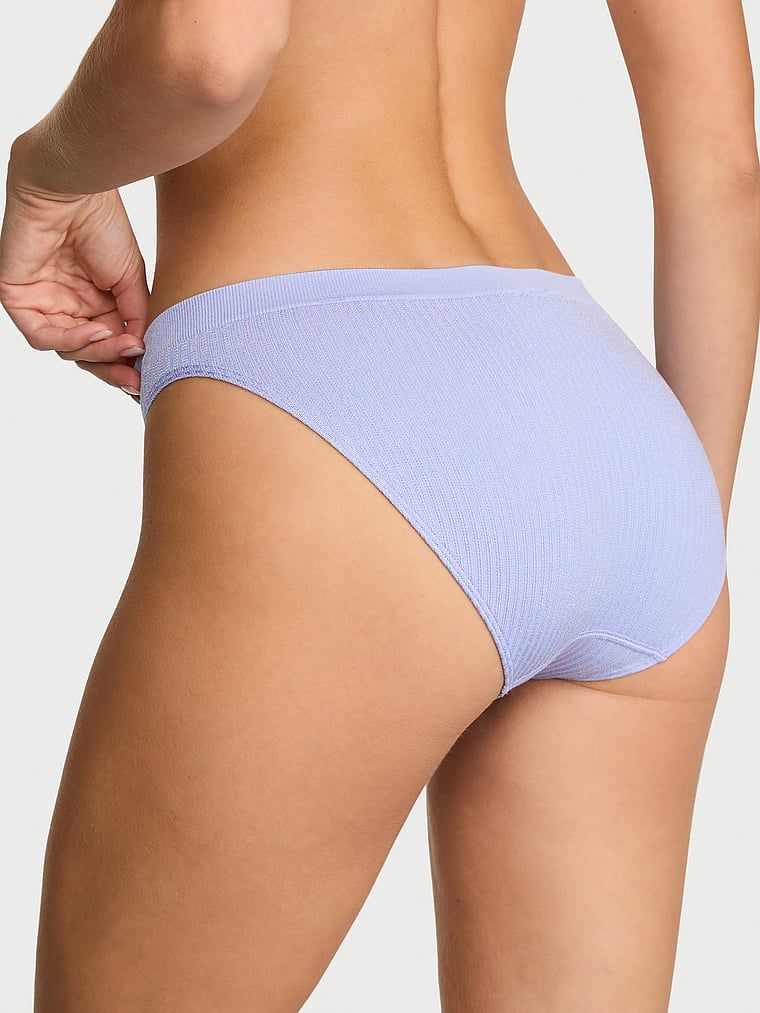Chiloți de bikini cu coaste transparente fără cusături. Produsul este de culoare mov și provine din colecția Seamless (Seamless Collection).