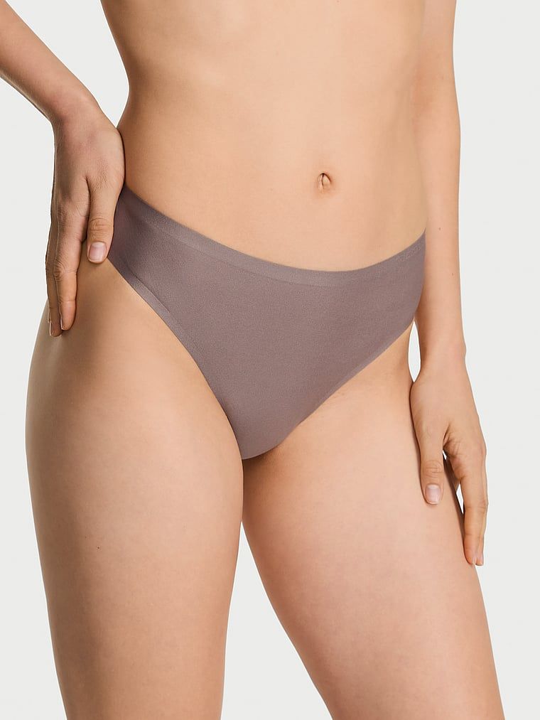 Tanga din microfibră flexibilă. Produsul este gri și provine din colecția Body by Victoria.