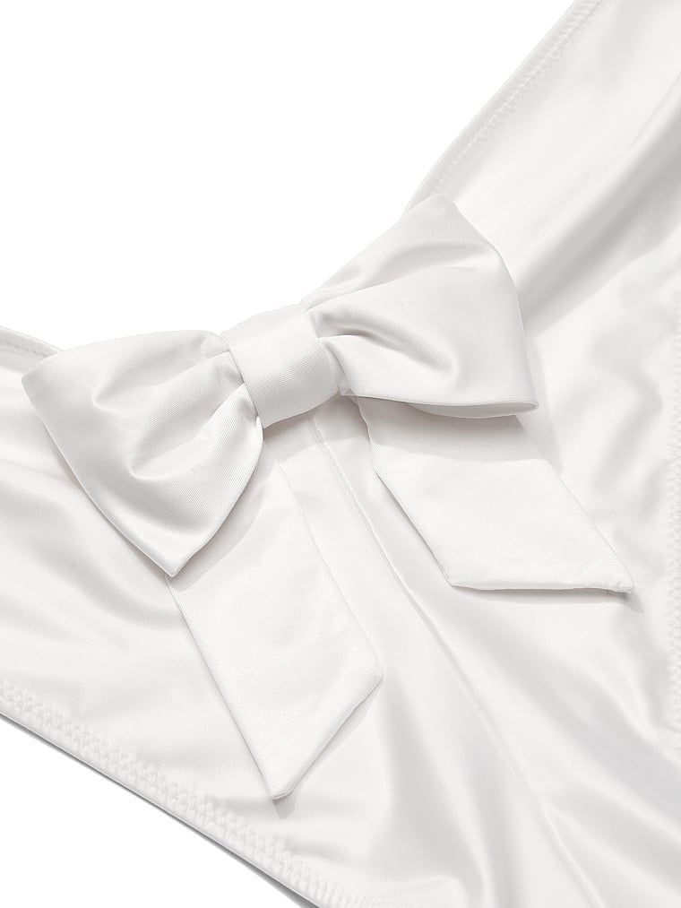 Chiloți brazilieni brazilieni cu spate cu fundă. Produsul este alb și provine din colecția Dream Angels.