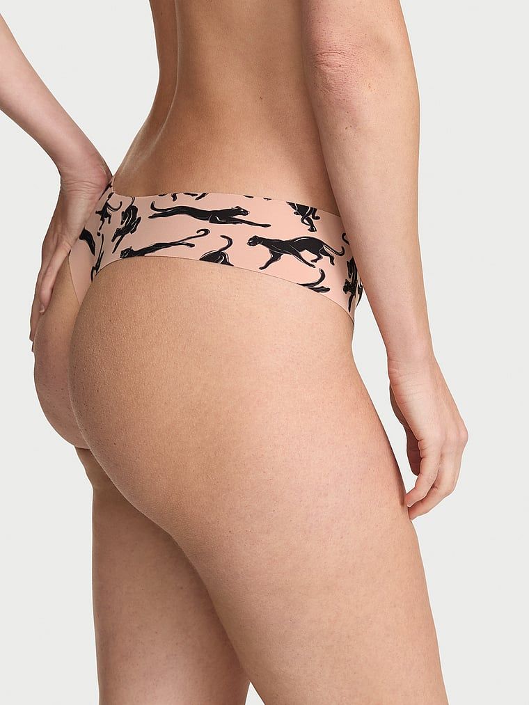Tanga fără cusură. Produsul are o culoare cu model și provine din colecția No-Show.