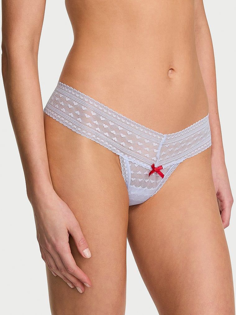 Tanga din plasă cu dantelă în formă de inimă. Produsul este de culoare mov și provine din colecția Lacie.