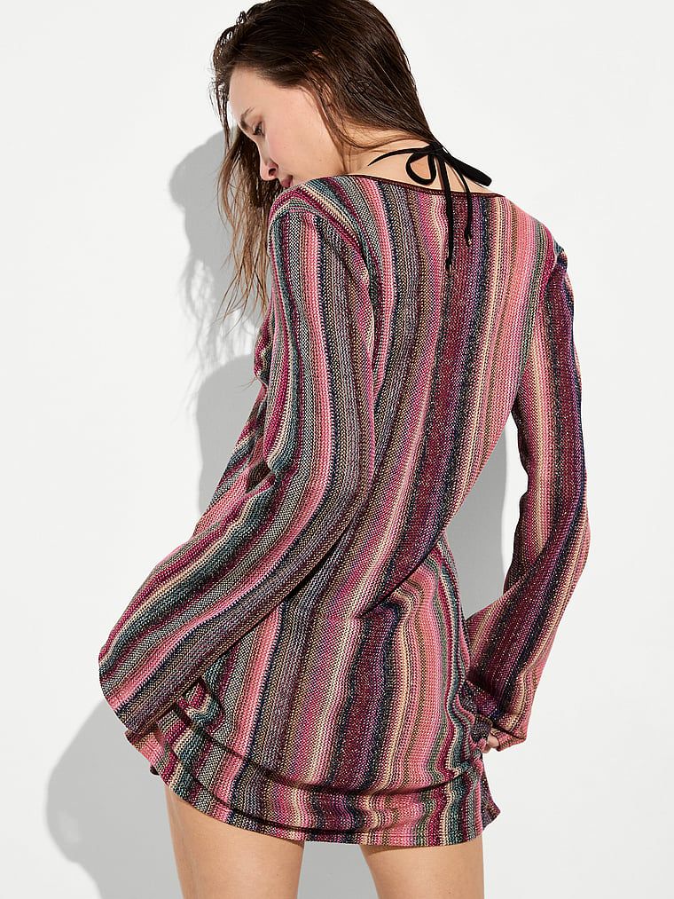 Rochia mini de plajă cu tricot strălucitor de plajă. Produsul este modelat și provine din colecția Victoria's Secret Swim.