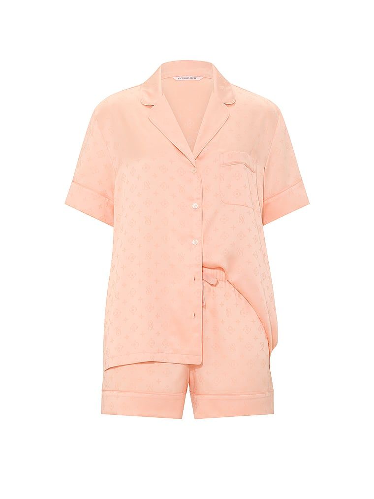 Pijamale de satin cu pantaloni scurți semnătură. Produsul este roz și provine din colecția Victoria's Secret.