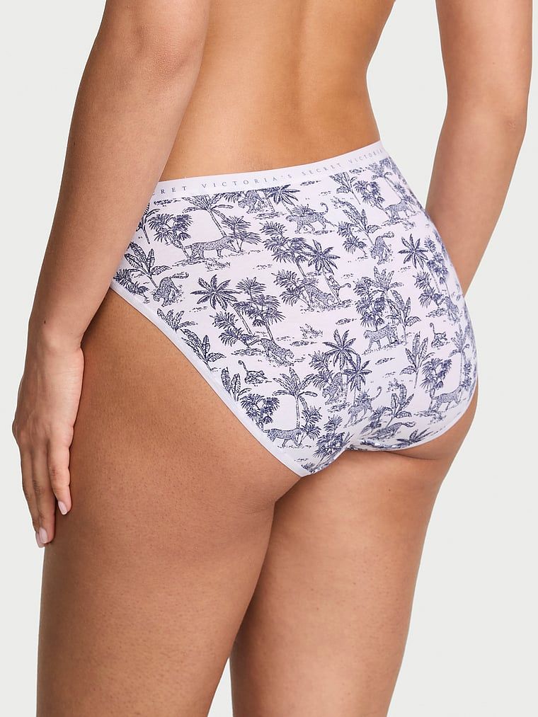 Chiloți din bumbac cu picioare înalte, pantaloni scurti cu picior înalt. Produsul este modelat și provine din colecția Victoria's Secret.