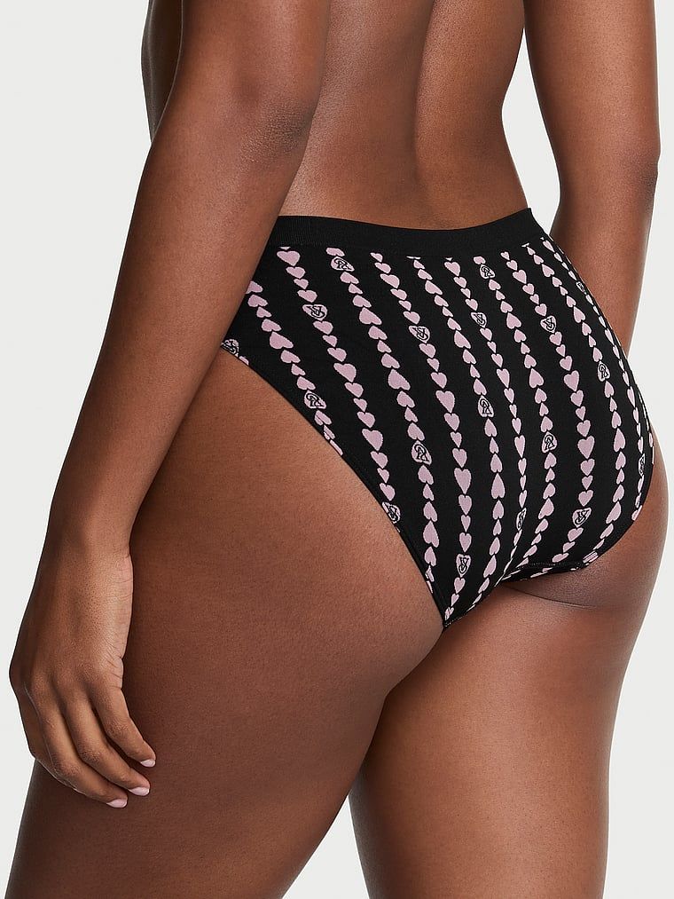 Chiloți de bikini cu dungi de inimă fără cusături. Produsul este modelat și provine din colecția Seamless (Seamless Collection).