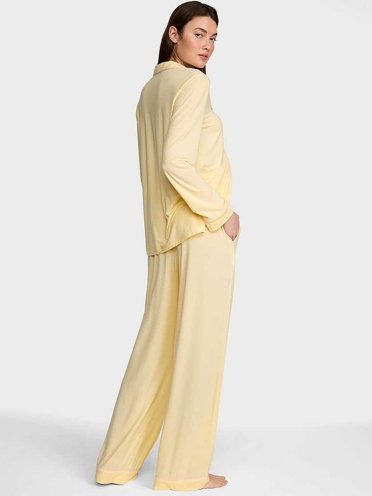 Pijamale lungi făcute din SoSoft modal. Produsul este galben și provine din colecția Victoria's Secret.
