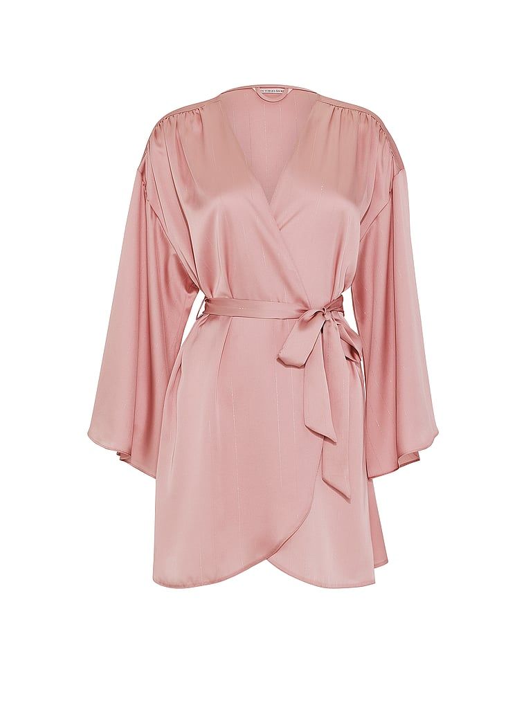 Halatul de satin scurt. Produsul este auriu și provine din colecția Victoria's Secret.