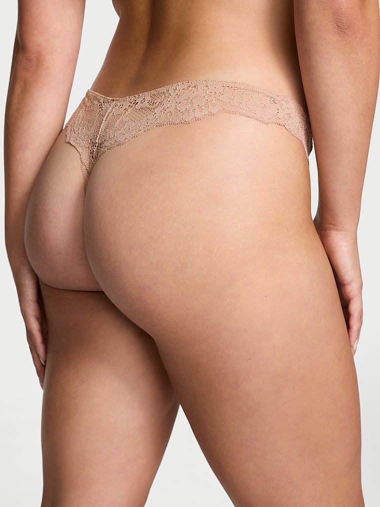 Tanga din dantelă din dantelă. Produsul este bej și provine din colecția Dream Angels.