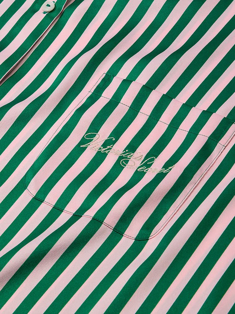 Pijamale de satin supradimensionate cu mâneci lungi, semnătură. Produsul este modelat și provine din colecția Victoria's Secret.
