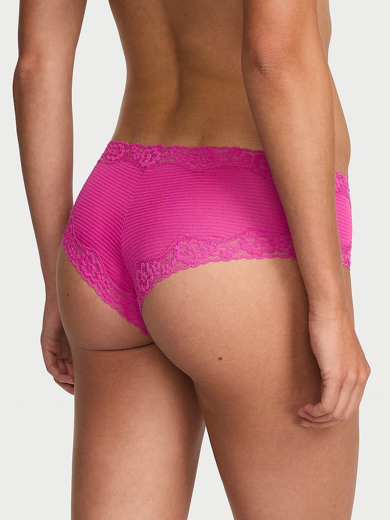 Chiloți din bumbac cu dungi și dantelă pe margini Obraznic. Produsul este roz și provine din colecția Lace Trim.