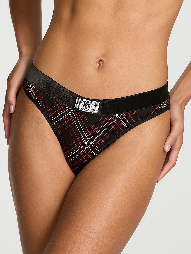 Tanga din bumbac cu logo Shine Patch Velvet. Produsul este modelat și provine din colecția Body by Victoria.