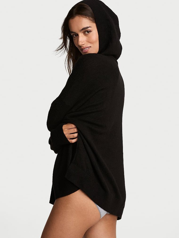 Pulover luxos tricotat cu glugă. Produsul este negru și provine din colecția Victoria's Secret.
