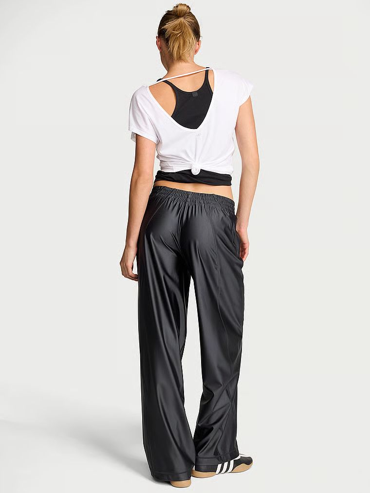 Pantaloni sport cu picioare late realizați din material lucios VSX GlossyTech. Produsul este negru și provine din colecția VSX.