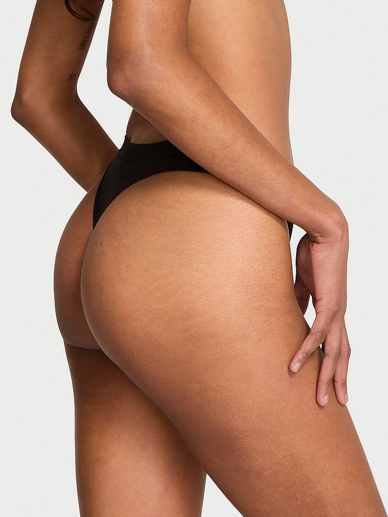 Tanga fără cusături cu logo strălucitor Sparkle. Produsul este negru și provine din colecția Seamless