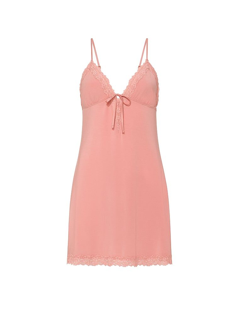 Cămașă de noapte realizată din SoSoft modal. Produsul este roz și provine din colecția Victoria's Secret.