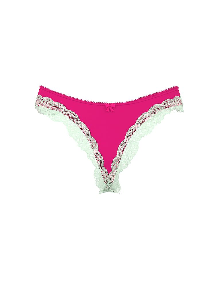 Tanga cu decolț înalt al lui Tease. Produsul este roz și provine din colecția Victoria's Secret.