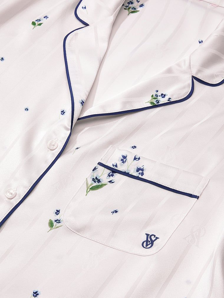 Pijamale de satin cu pantaloni scurți semnătură. Produsul are un model floral și provine din colecția Victoria's Secret.