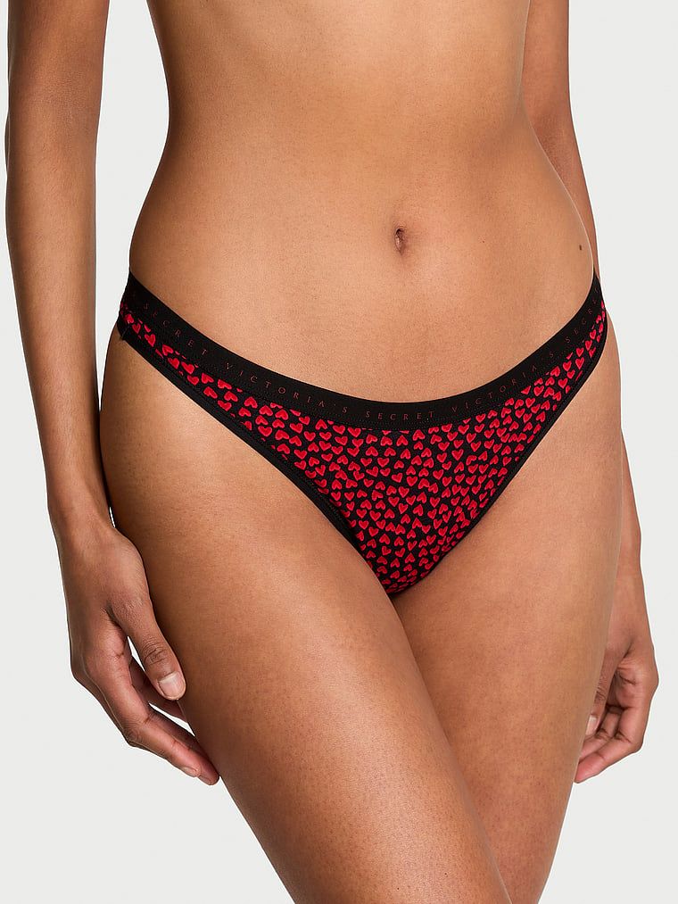 Tanga de bumbac cu picior înalt. Produsul este modelat și provine din colecția Victoria's Secret.