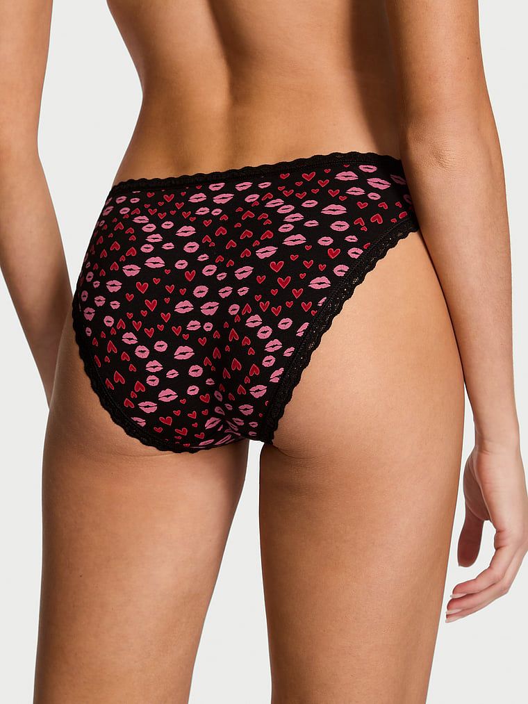 Chiloți din bumbac cu dantelă cu dantelă și baie de baie. Produsul este modelat și provine din colecția Lace Trim.