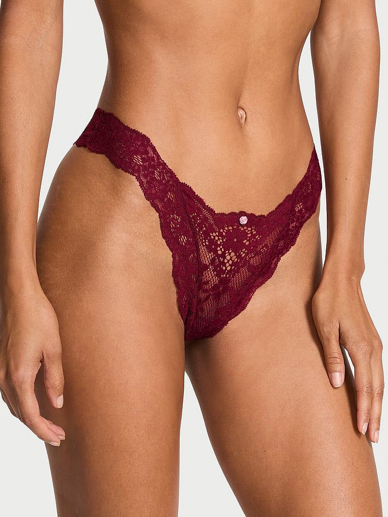 Chiloți brazilieni din dantelă. Produsul este de culoare roșie și provine din colecția Body by Victoria.