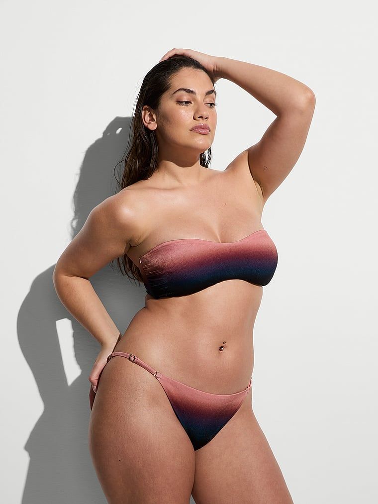 Pantaloni de bikini Archives Sunset Ombre. Produsul este modelat și provine din colecția Victoria's Secret Swim.