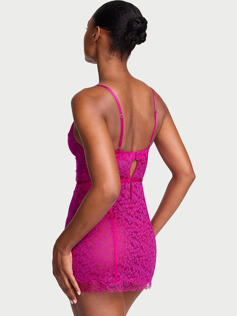 Tachinează cămașa de noapte din dantelă. Produsul este de culoare mov și provine din colecția Victoria's Secret.