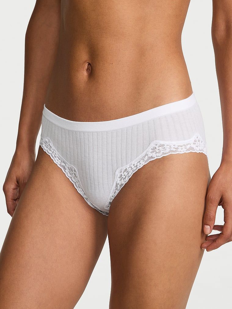 Chiloți cu dantelă pe margini Seamless Rib Hiphugger. Produsul este alb și provine din colecția Body by Victoria.