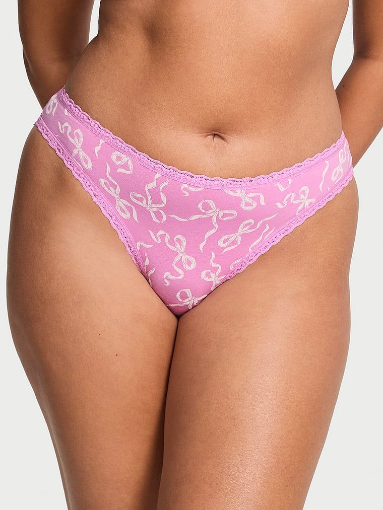 Chiloți din bumbac cu dantelă Lace-Trim Bikini. Produsul este modelat și provine din colecția Lace Trim.