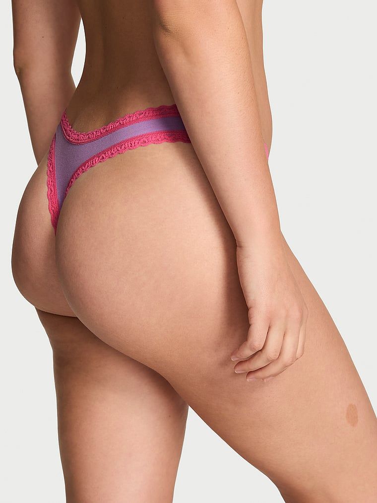 Tanga de bumbac cu dantelă pe margini: talie din dantelă. Produsul este de culoare mov și provine din colecția Lace Trim.
