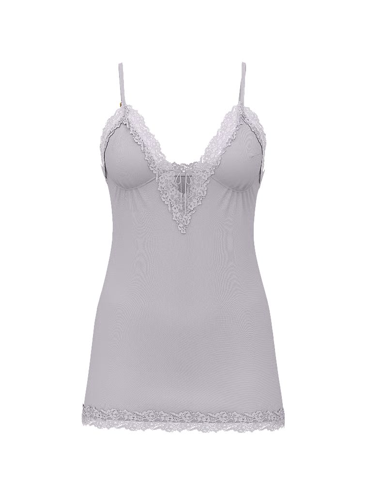 Cămașă de noapte realizată din SoSoft modal. Produsul este de culoare mov și provine din colecția Victoria's Secret.