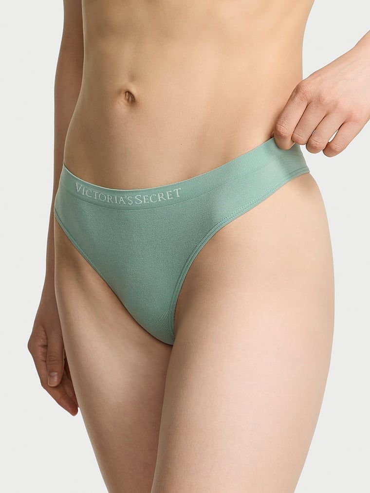 Tanga fără cusături. Produsul este verde și provine din colecția Seamning.
