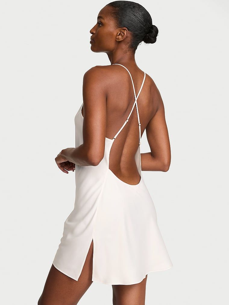 Cămașă de noapte din satin cu bretele subțiri care dezvăluie spatele Open-Back Slip. Produsul este alb și provine din colecția Victoria's Secret.