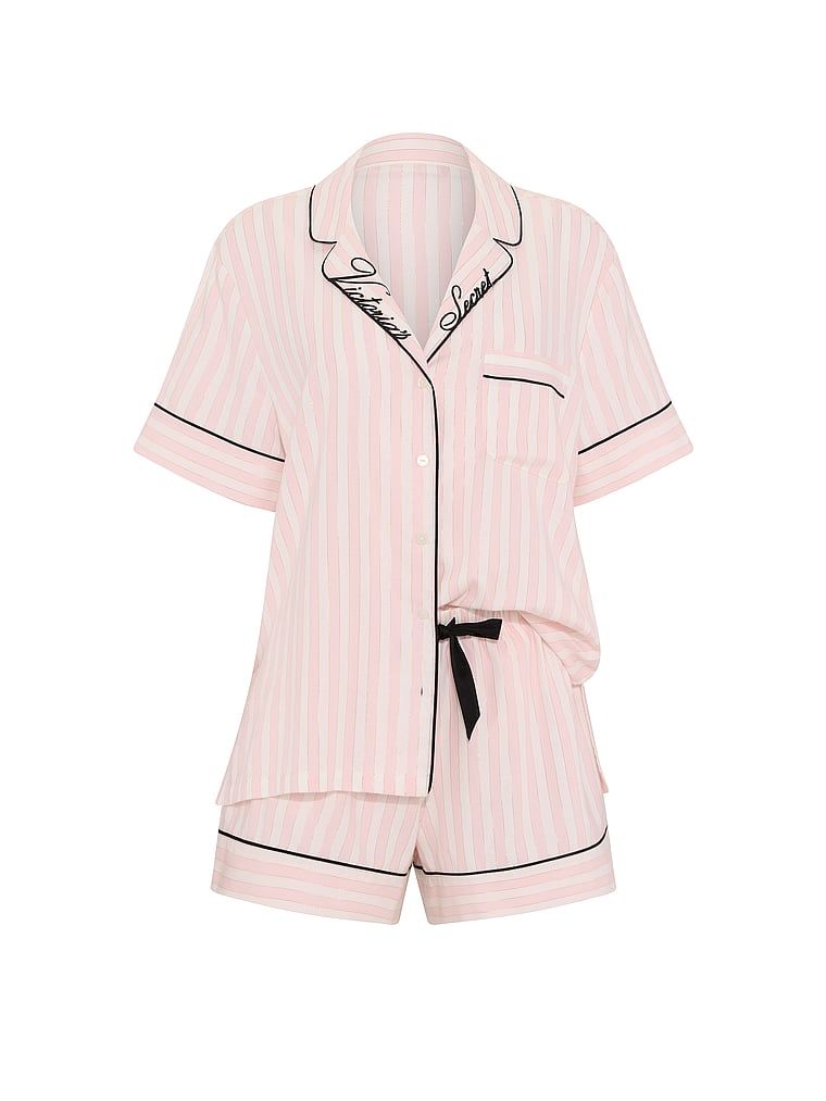 Pijamale din flanel cu pantaloni scurți. Produsul are o culoare cu model și provine din colecția Victoria's Secret.