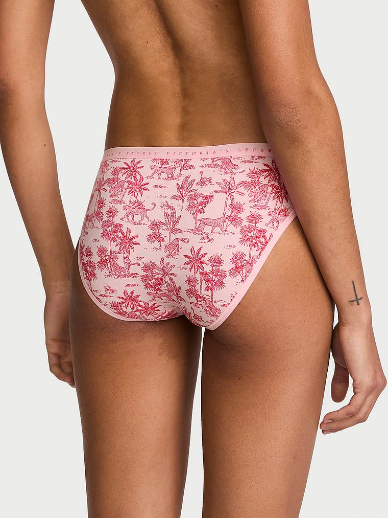 Chiloți de bumbac Bikini. Produsul este modelat și provine din colecția Victoria's Secret.