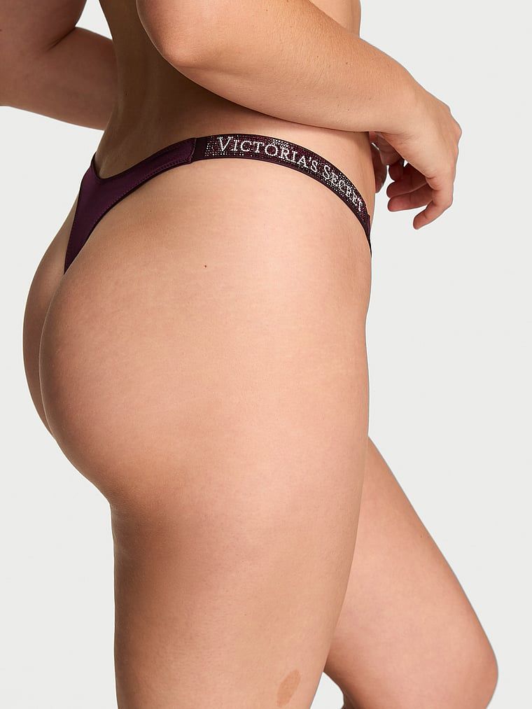 Tanga cu curele lucioase Shine Strap. Produsul este de culoare mov și provine din colecția Very Sexy.