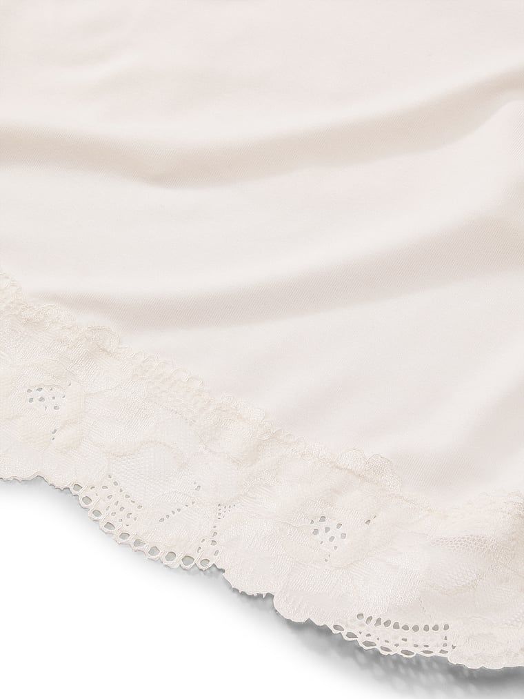 Cămașă de noapte realizată din SoSoft modal. Produsul este alb și provine din colecția Victoria's Secret.
