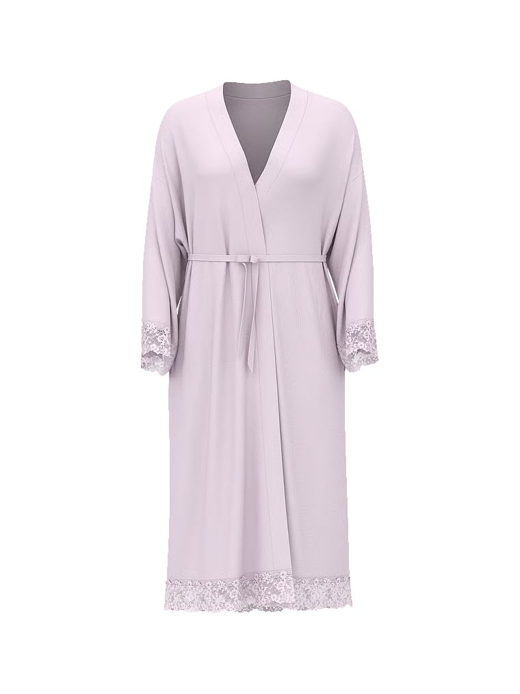 Halatul de baie făcut din SoSoft modal. Produsul este de culoare mov și provine din colecția Victoria's Secret.