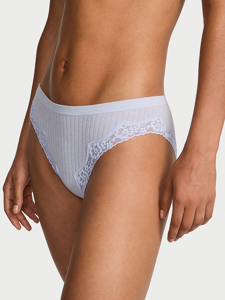 Bikini cu dantelă cu nervuri Chiloți cu dantelă cu dantelă cu nervuri Chiloți cu dantelă cu nervuri. Produsul este mov și provine din colecția Seamed.