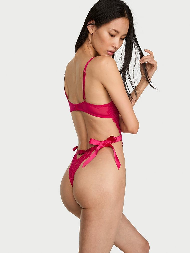 Costum de dantelă grozav. Produsul este roz și provine din colecția Dream Angels.
