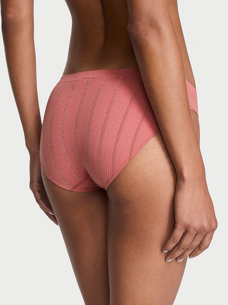 Chiloți Bikini fără cusături. Produsul este auriu și provine din colecția Body by Victoria.