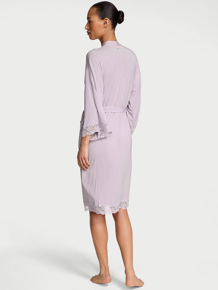 Halatul de baie făcut din SoSoft modal. Produsul este de culoare mov și provine din colecția Victoria's Secret.