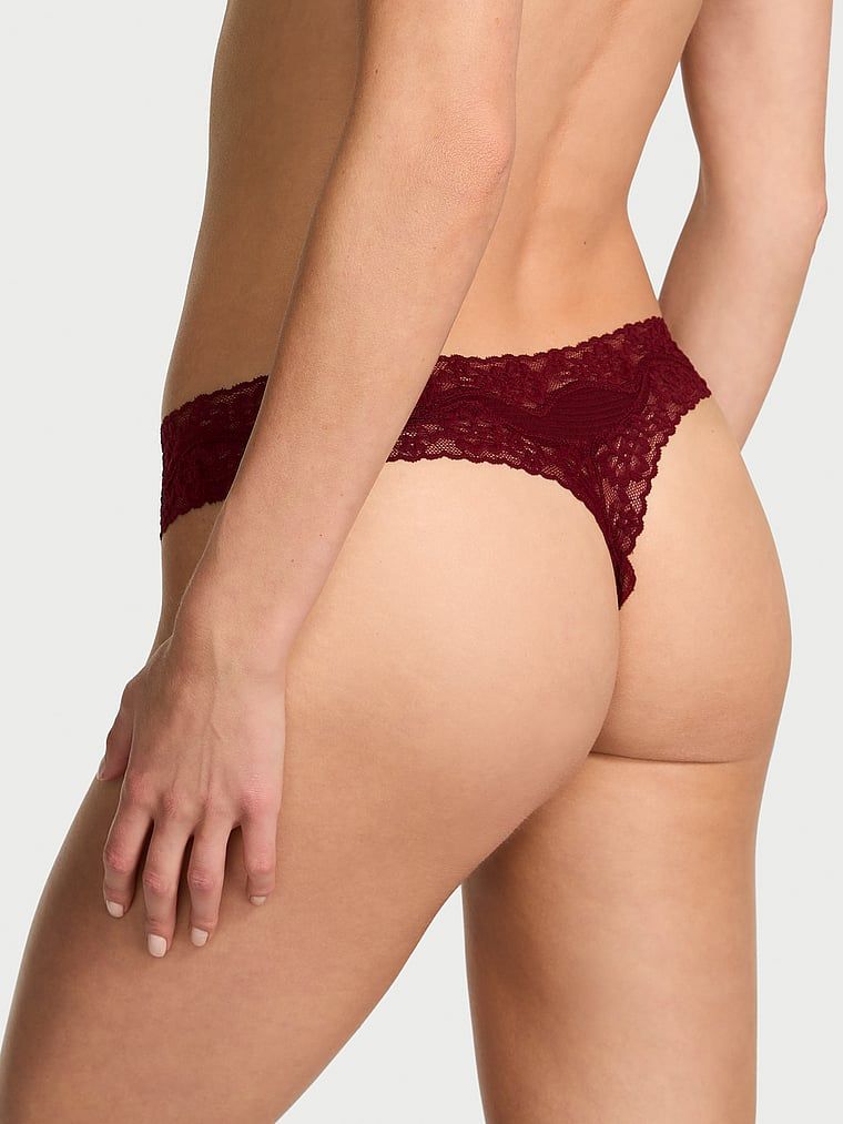 Tanga din bumbac cu dungi cu dantelă pe margini. Produsul este de culoare roșie și provine din colecția Lace Trim.